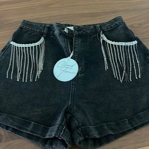 Black shorts with fringe.size s